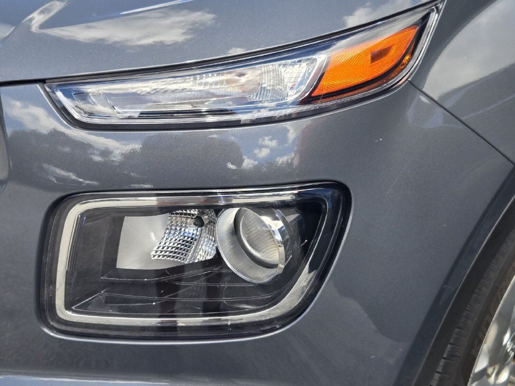 Used 2025 Hyundai Venue SE FWD image 12