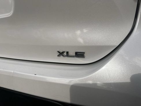 Used 2024 Toyota Highlander XLE FWD image 39