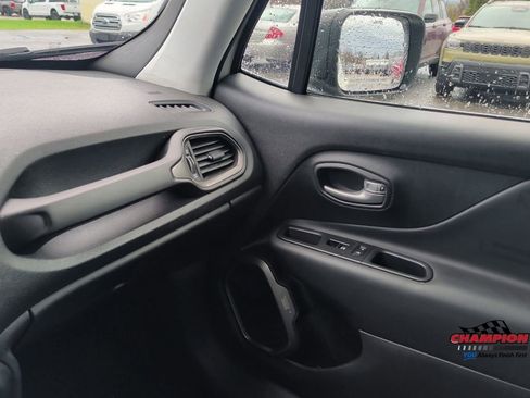 Used 2023 Jeep Renegade Latitude AWD/4WD image 16