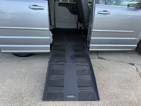 Used 2014 Chrysler Town & Country Touring image 30