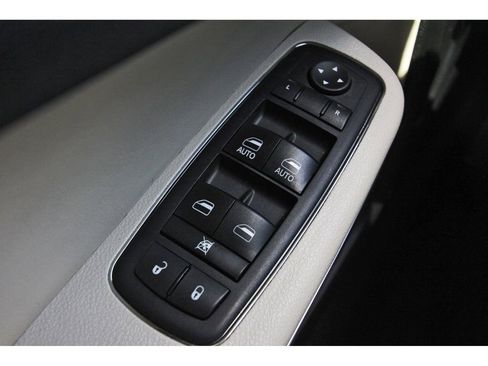 Used 2017 Chrysler 300 Limited image 24