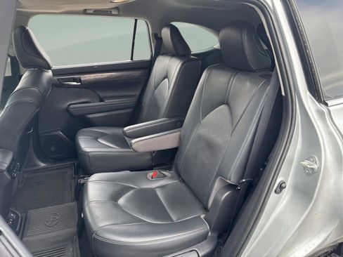 Used 2020 Toyota Highlander Limited image 32