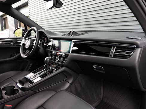 Certified 2025 Porsche Macan AWD/4WD image 35