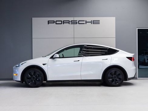 Used 2024 Tesla Model Y 2WD image 2