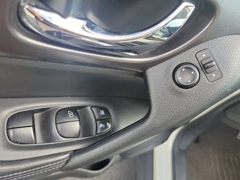 Used 2016 Nissan Rogue SV image 21