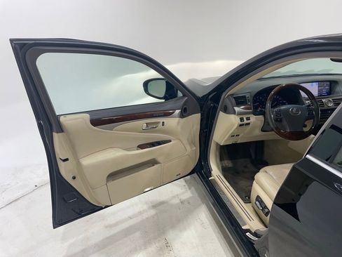 Used 2014 Lexus LS 460 AWD w/ Comfort Package image 3