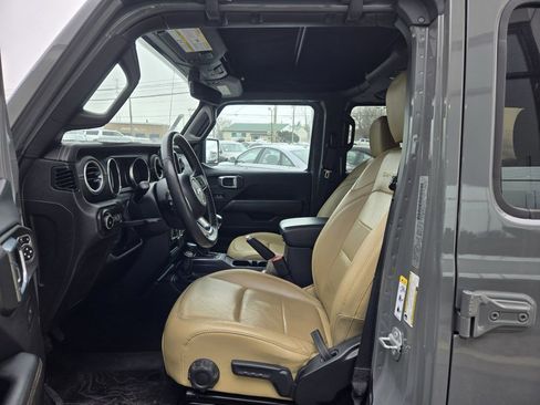 Used 2018 Jeep Wrangler Unlimited Sahara image 9