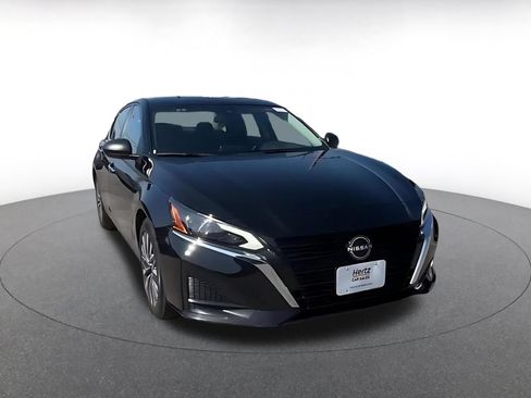 Used 2025 Nissan Altima 2.5 SV FWD image 3