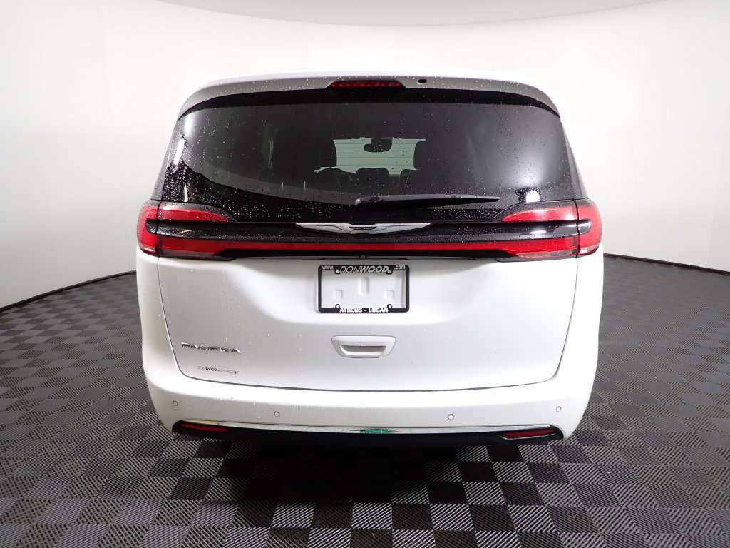 Used 2021 Chrysler Pacifica Touring-L FWD image 11