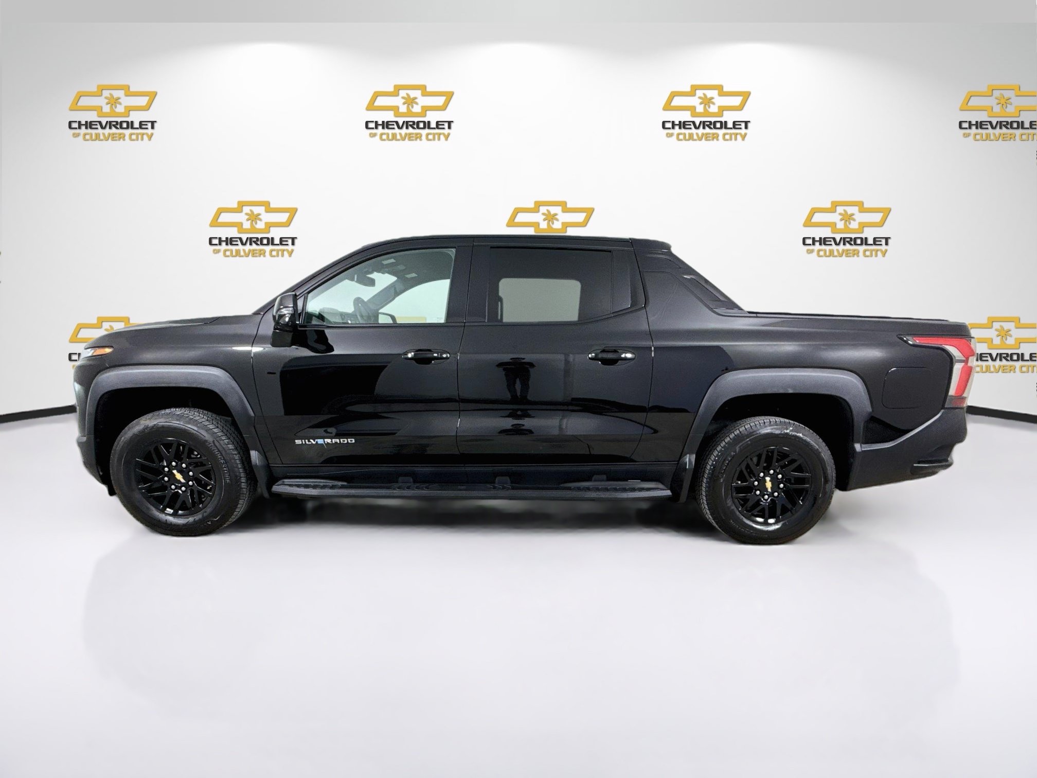 Used 2025 Chevrolet Silverado EV LT AWD/4WD image 5