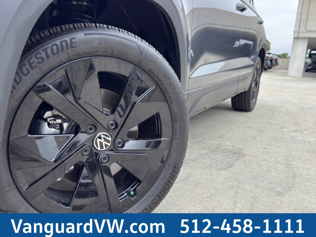 Used 2025 Volkswagen Taos SE FWD image 6
