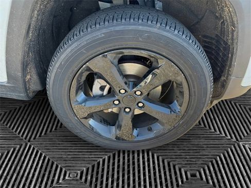 Certified 2023 Jeep Grand Cherokee Altitude image 14