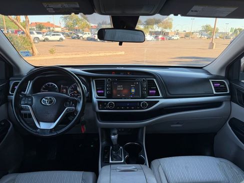 Used 2017 Toyota Highlander LE image 24
