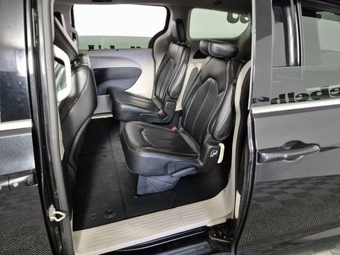 Used 2023 Chrysler Pacifica Touring-L image 21