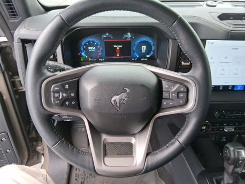 Used 2025 Ford Bronco Badlands image 11