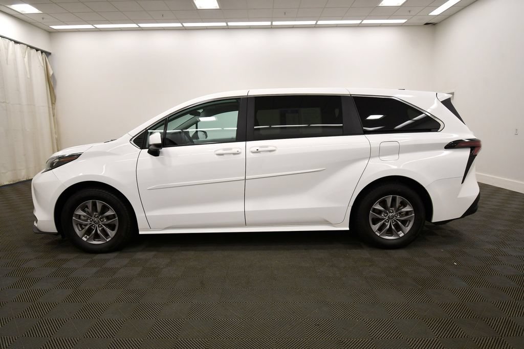 Used 2025 Toyota Sienna LE AWD/4WD image 4