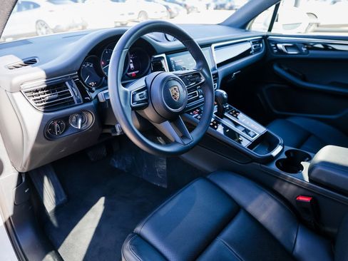 Certified 2025 Porsche Macan image 4