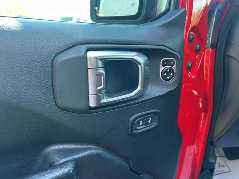 Used 2020 Jeep Gladiator Rubicon w/ Trailer Tow Package AWD/4WD image 11
