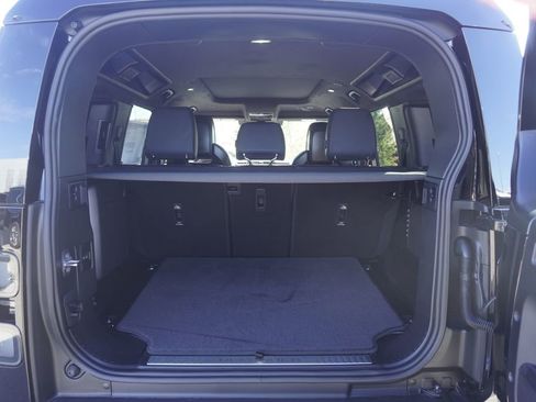New 2026 Land Rover Defender 110 OCTA image 31