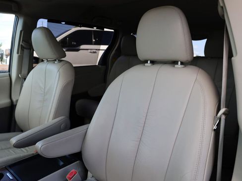 Used 2011 Toyota Sienna XLE w/ XLE Navigation Pkg FWD image 5