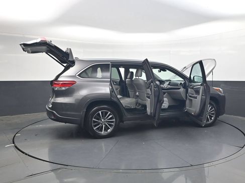 Used 2017 Toyota Highlander XLE AWD/4WD image 38