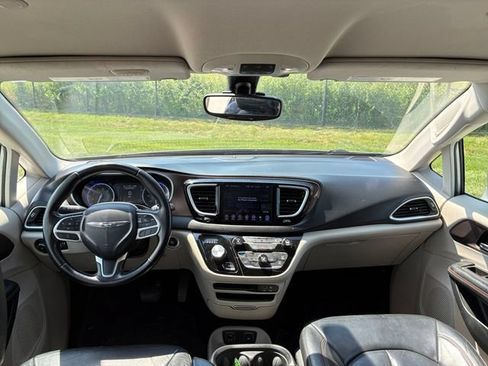 Used 2017 Chrysler Pacifica Touring-L FWD image 13