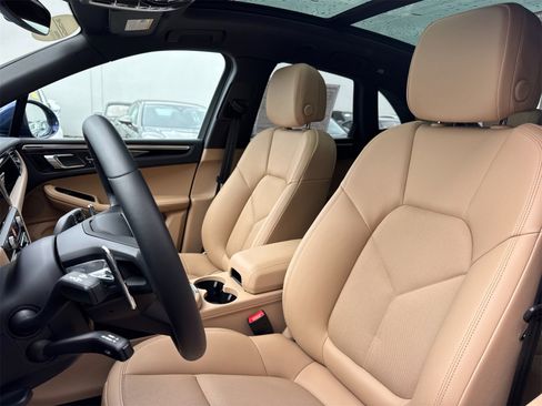 Used 2025 Porsche Macan image 5