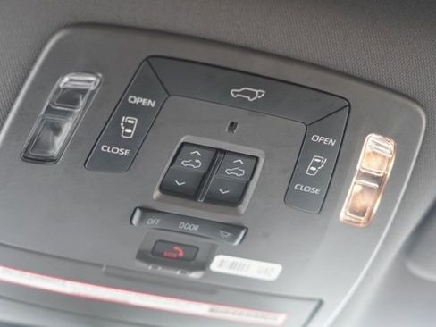 Used 2023 Toyota Sienna Limited image 38