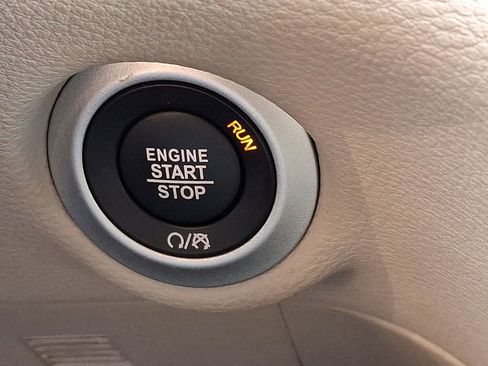 Used 2024 Chrysler Pacifica Limited FWD image 32