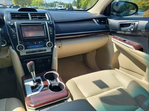 Used 2014 Toyota Camry XLE w/ Leather Package FWD image 10