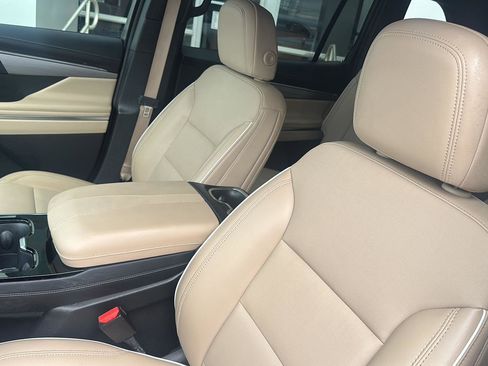 Used 2025 Buick Enclave Preferred w/ Power Package image 16