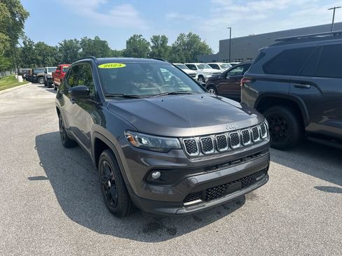 Used 2023 Jeep Compass Latitude w/ Convenience Group AWD/4WD image 4