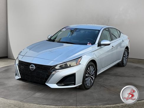 Used 2023 Nissan Altima 2.5 SV AWD/4WD image 3