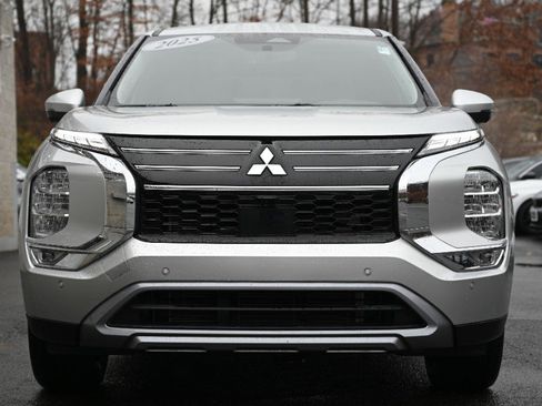 Used 2025 Mitsubishi Outlander SE image 11