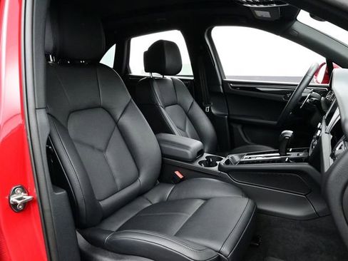 Certified 2025 Porsche Macan image 16