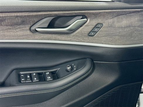 Used 2024 Jeep Grand Cherokee Limited image 12