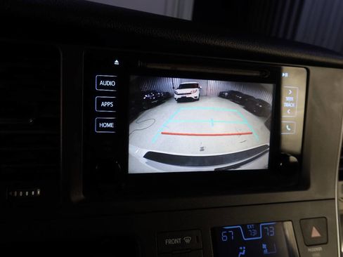 Used 2015 Toyota Sienna LE image 28