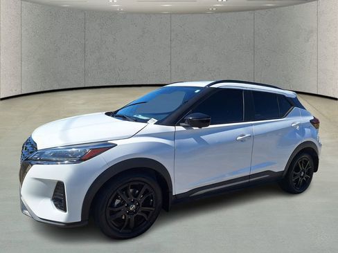 Used 2021 Nissan Kicks SR image 1