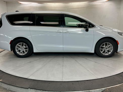 Certified 2025 Chrysler Pacifica Select FWD image 6