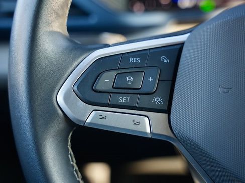 Used 2024 Volkswagen Taos SE image 17