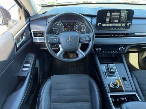 Used 2024 Mitsubishi Outlander SE image 11