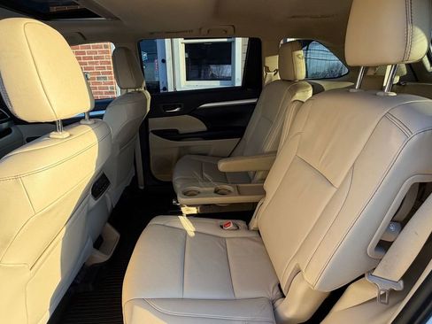 Used 2019 Toyota Highlander XLE image 10