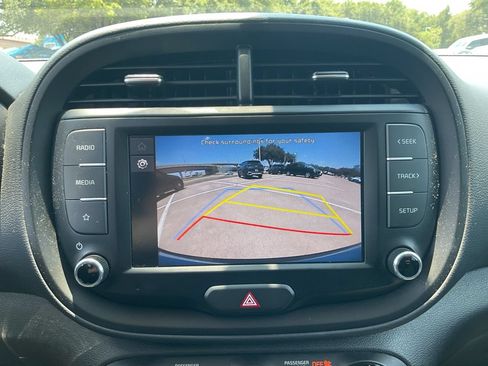 Used 2025 Kia Soul LX w/ LX Technology Package FWD image 17
