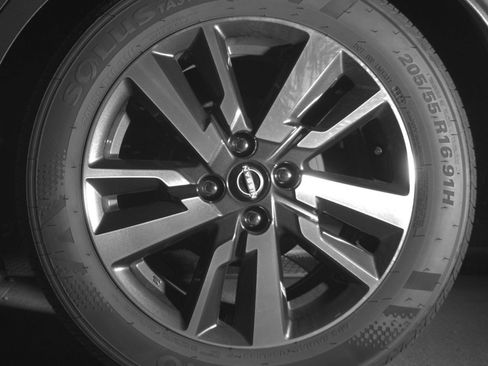 Used 2025 Nissan Versa SV FWD image 14