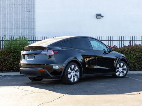 Used 2021 Tesla Model Y Long Range image 4