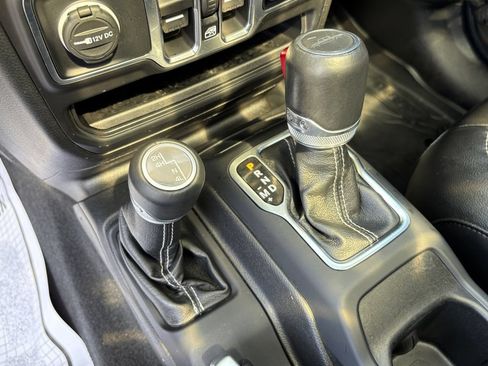 Used 2022 Jeep Gladiator Overland w/ Popular Equipment Package AWD/4WD image 28