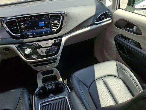 Used 2024 Chrysler Pacifica Touring-L FWD image 17