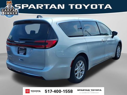 Used 2024 Chrysler Pacifica Touring-L FWD image 7