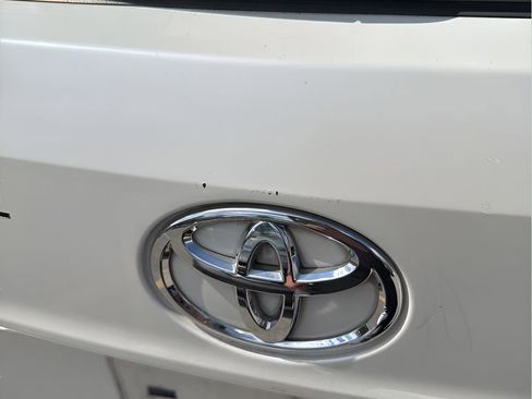 Used 2021 Toyota Highlander L image 6