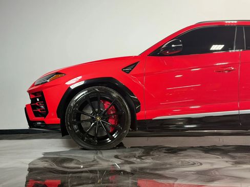 Used 2019 Lamborghini Urus Sport Utility 4D image 3
